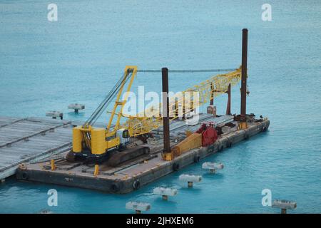 Construction pour les travaux marins cette image pour la construction Bert et Jetty, Construction pieu de tuyau en acier utilisé la barge d'empilage pour le pieu mené et l'interprétation Banque D'Images