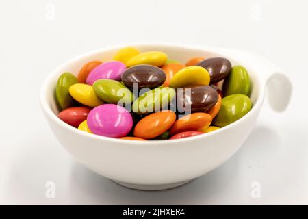 Bonbons colorés bonbon. Bonbons enrobés de chocolat isolés sur fond blanc. Gros plan Banque D'Images