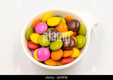 Bonbons colorés bonbon. Bonbons enrobés de chocolat isolés sur fond blanc. Gros plan Banque D'Images