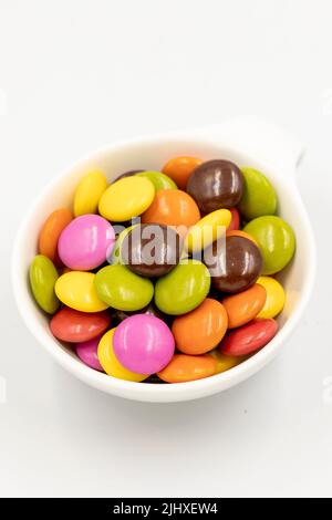 Bonbons colorés bonbon. Bonbons enrobés de chocolat isolés sur fond blanc. Gros plan Banque D'Images