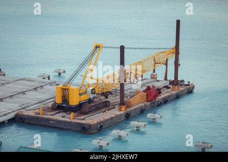 Construction pour les travaux marins cette image pour la construction Bert et Jetty, Construction pieu de tuyau en acier utilisé la barge d'empilage pour le pieu mené et l'interprétation Banque D'Images