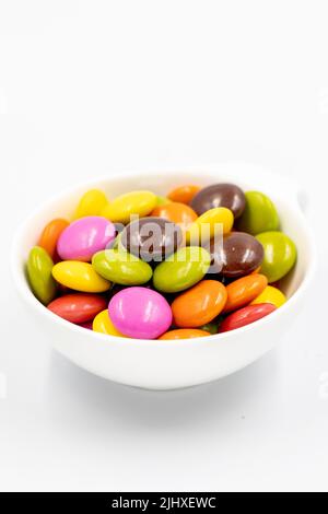 Bonbons colorés bonbon. Bonbons enrobés de chocolat isolés sur fond blanc. Gros plan Banque D'Images