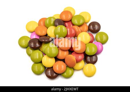 Bonbons colorés bonbon. Bonbons enrobés de chocolat isolés sur fond blanc. Gros plan Banque D'Images