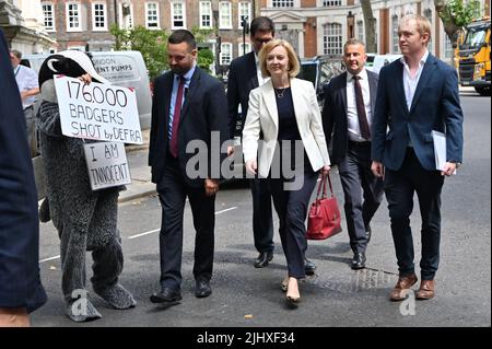 Londres, Royaume-Uni. 21st juillet 2022. Le candidat à la direction du Parti conservateur LIZ TRUSS est vu bouleverser par les manifestants des droits des animaux à St John Smith qui se promeunaient dans transport House, Londres, Royaume-Uni. - 21 juillet 2022. Crédit : voir Li/Picture Capital/Alamy Live News Banque D'Images