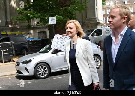 Londres, Royaume-Uni. 21st juillet 2022. Le candidat à la direction du Parti conservateur LIZ TRUSS est vu bouleverser par les manifestants des droits des animaux à St John Smith qui se promeunaient dans transport House, Londres, Royaume-Uni. - 21 juillet 2022. Crédit : voir Li/Picture Capital/Alamy Live News Banque D'Images