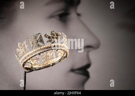 The Diamond Diadem, Bridge and Rundell, 1820 - 1821, une partie de la collection personnelle de la reine Elizabeth II comprenant des bijoux magnifiques et des photographies de la reine, qui seront exposés dans l'exposition spéciale Jubilé de platine: L'accession de la reine à l'ouverture d'été du palais de Buckingham du 22 juillet. Date de la photo: Jeudi 21 juillet 2022. Banque D'Images