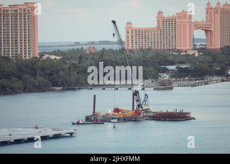 Construction pour les travaux marins cette image pour la construction Bert et Jetty, Construction pieu de tuyau en acier utilisé la barge d'empilage pour le pieu mené et l'interprétation Banque D'Images