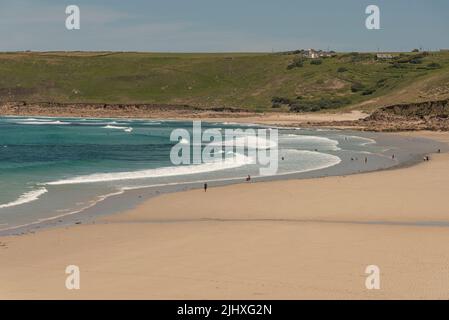 Sennen Cove, Cornwall, Angleterre, Royaume-Uni. 2022. Plage de sable à Sennen Cove près de St Ives, Cornwall. Une station de vacances populaire. Banque D'Images