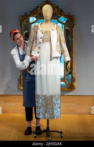 Londres, Royaume-Uni. 21 juillet 2022. Un membre du personnel présente un "Chanel haute Couture: Un ensemble de soirée à perles de Lesage d'or et d'argent", printemps 2016, (est. £2 000 - £3 000) au photocall pour "l'artisanat de luxe: Haute Couture et sacs à main" à Bonhams, New Bond Street. Articles haute couture de grands designers tels que Valentino, Hermès, Chanel, Dolce & Gabbana et Dior, D'une collection privée propriétaire unique, sont offerts en vente en ligne jusqu'au 26 juillet. Credit: Stephen Chung / Alamy Live News Banque D'Images