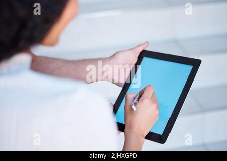 La technologie a simplifié le processus de livraison. Photo en grand angle d'une femme méconnue recevant son colis d'un liveur. Banque D'Images