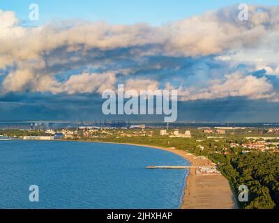 Ciel de Moody sur la côte de mer Baltique vers le chantier naval de Gdansk, paysage aérien au crépuscule Banque D'Images