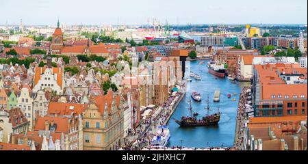 Destination touristique de Gdansk, vieux bâtiments dans le centre-ville par la rivière Motlawa, paysage panoramique aérien Banque D'Images