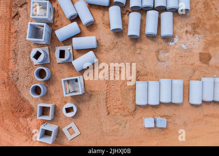 Les grands tuyaux d'égout en ciment pour les bâtiments industriels sont constitués de tuyaux en béton pour construire des systèmes de drainage Banque D'Images