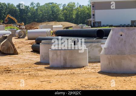 Il y a beaucoup de tuyaux en béton qui sont utilisés pour construire des systèmes de drainage dans les bâtiments industriels ainsi que de grands tuyaux d'égout en ciment Banque D'Images