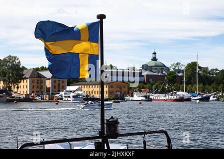 La vie quotidienne à Stockholm, en Suède, le dimanche. Un drapeau suédois sur un bateau à Djurgården. Banque D'Images