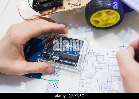 Création de robotique avec microcontrôleur arduino uno Banque D'Images