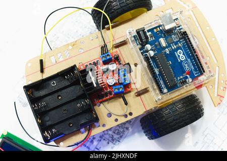 Création de robotique avec microcontrôleur arduino uno Banque D'Images