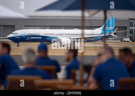 Un avion de ligne Boeing 737 Max 10 expérimental se prépare pour son exposition aérienne devant les travailleurs de Boeing au salon de l'aéronautique de Farnborough, le 20th juillet 2022, à Farnborough, en Angleterre. Le constructeur aéronautique américain se remet d'un ralentissement financier suite à la série de 737 accidents Max. Le salon international de l'aéronautique de Farnborough (FIA) est un salon de l'industrie aérospatiale et de la défense qui, en raison de Covid, se tient pour la première fois en quatre ans. La pandémie a eu un impact majeur sur l'aviation commerciale, tandis que la guerre en Ukraine a changé l'état d'esprit des industries de défense. Il y a 1 200 exh Banque D'Images