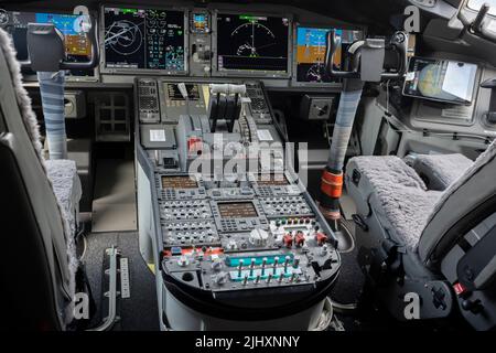 Les instruments et les écrans dans le poste de pilotage d'un Boeing 777X, lors du salon de l'aéronautique de Farnborough, le 20th juillet 2022, à Farnborough, en Angleterre. En raison des accidents mortels et de l'échouement de la flotte 737 Max dans le monde, Boeing se remet maintenant d'un ralentissement financier. Banque D'Images