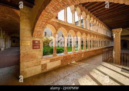 Cloître d'une ancienne église de Vérone. Photo de haute qualité Banque D'Images