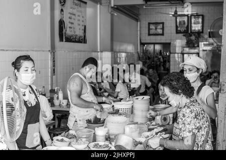 Les gens travaillent quotidiennement dans un restaurant de rue à Bangkok Thaïlande Sud-est AS Banque D'Images