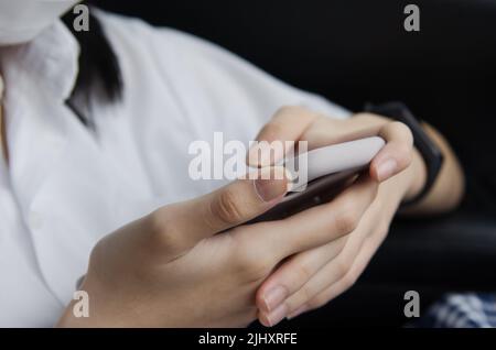femme en gros plan tenant un téléphone portable dans la cabine. Banque D'Images