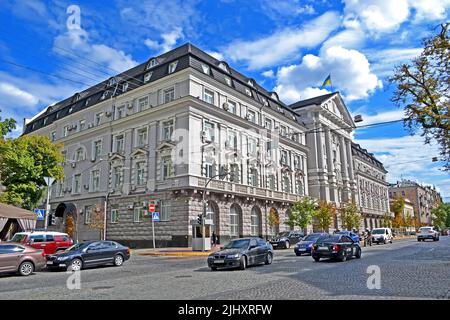 Bâtiment du Service de sécurité de l'Ukraine à Kiev, Ukraine. Circulation routière dans la rue. Banque D'Images