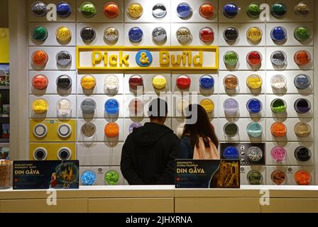 Magasin LEGO, Mall of Scandinavia, dans la ville de Stockholm, Suède. Sur la photo : clients dans le magasin Lego. Banque D'Images