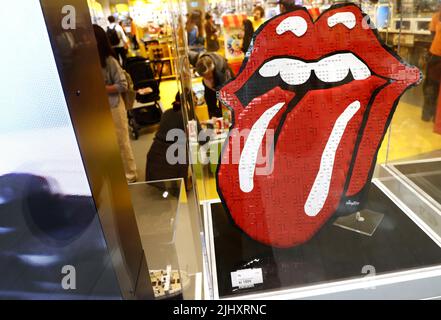 Magasin LEGO, Mall of Scandinavia, dans la ville de Stockholm, Suède. Sur la photo : New Lego, « The Rolling Stones ». Banque D'Images