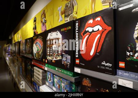 Magasin LEGO, Mall of Scandinavia, dans la ville de Stockholm, Suède. Sur la photo : nouveau lego, « The Rolling Stones ». Banque D'Images