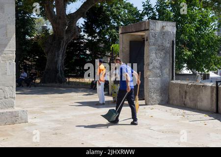 Un ouvrier ramassant des déchets autour de la mosquée sultan de Mihrimah uskudar Istanbul, turquie Banque D'Images