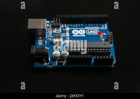 Carte Arduino UNO sur fond noir Banque D'Images