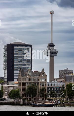 Vue sur le Veerhaven avec en arrière-plan l'Euromast construit en 1960 dans le cadre de la Floriade, Rotterdam, pays-Bas Banque D'Images