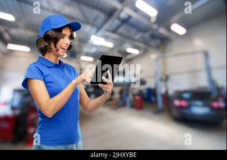 une femme ravie avec un pc tablette au service de voiture Banque D'Images