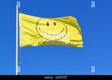 Drapeau smiley jaune un jour ensoleillé Banque D'Images