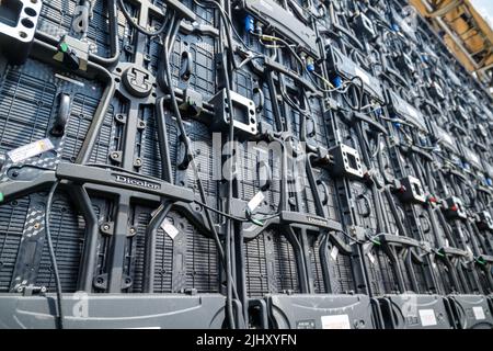 Vue arrière des panneaux LED modulaires pour un mur d'écran sur la scène de concert extérieure Banque D'Images