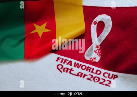 QATAR, DOHA, 18 JUILLET 2022 : drapeau national du Cameroun et logo de la coupe du monde de la FIFA au Qatar 2022 sur le tapis rouge. Arrière-plan du sport de football, espace de montage. Qatar Banque D'Images