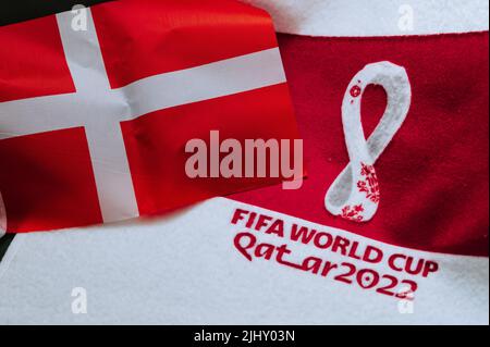 QATAR, DOHA, 18 JUILLET 2022 : Danemark drapeau national et logo de la coupe du monde de la FIFA au Qatar 2022 sur tapis rouge. Arrière-plan du sport de football, espace de montage. Qatar 2 Banque D'Images