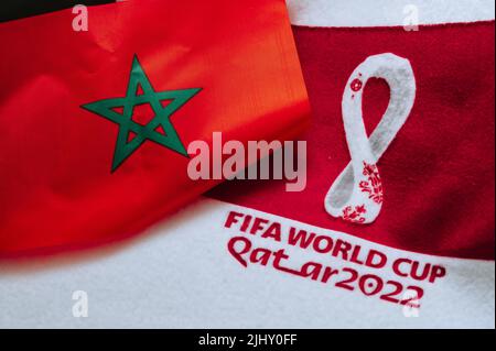 QATAR, DOHA, 18 JUILLET 2022 : Maroc drapeau national et logo de la coupe du monde de la FIFA au Qatar 2022 sur tapis rouge. Arrière-plan du sport de football, espace de montage. Qatar 2 Banque D'Images