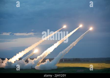 Fort Ripley, États-Unis. 19 juillet 2022. Les soldats de la Garde nationale de l'Armée des États-Unis, avec le 1-147th Field Artillery Regiment, lancent des roquettes à partir d'un système de lancement multiple M270A1 lors d'un exercice d'entraînement en direct au Camp Ripley, 19 juillet 2022, à fort Ripley, Minnesota. Crédit: SPC. Elizabeth Hackbarth/US Marines photo/Alamy Live News Banque D'Images