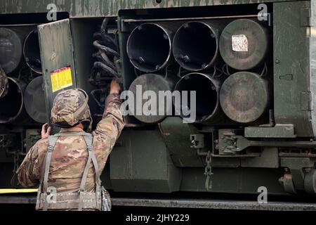 Fort Ripley, États-Unis. 19 juillet 2022. Un soldat de la Garde nationale de l'armée américaine, du 1-147th Field Artillery Regiment, se prépare à lancer des roquettes à partir d'un système de lancement multiple M270A1 au cours d'un exercice d'entraînement en direct au Camp Ripley, 19 juillet 2022, à fort Ripley, Minnesota. Crédit: SPC. Elizabeth Hackbarth/US Marines photo/Alamy Live News Banque D'Images