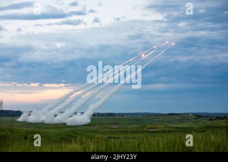 Fort Ripley, États-Unis. 19 juillet 2022. Les soldats de la Garde nationale de l'Armée des États-Unis, avec le 1-147th Field Artillery Regiment, lancent des roquettes à partir d'un système de lancement multiple M270A1 lors d'un exercice d'entraînement en direct au Camp Ripley, 19 juillet 2022, à fort Ripley, Minnesota. Crédit: SPC. Elizabeth Hackbarth/US Marines photo/Alamy Live News Banque D'Images