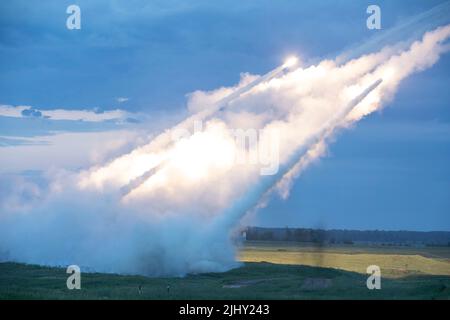 Fort Ripley, États-Unis. 19 juillet 2022. Les soldats de la Garde nationale de l'Armée des États-Unis, avec le 1-147th Field Artillery Regiment, lancent des roquettes à partir d'un système de lancement multiple M270A1 lors d'un exercice d'entraînement en direct au Camp Ripley, 19 juillet 2022, à fort Ripley, Minnesota. Crédit: PFC. Riley Anfinson/US Marines photo/Alamy Live News Banque D'Images