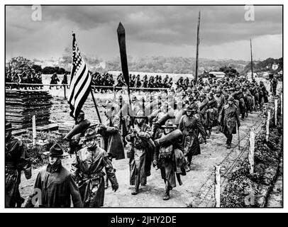 WW1 troupes américaines de l'armée américaine défilent au Havre, le 12 juillet 1918. En marchant sur le front de l'Ouest par temps humide, des tranchées creusont 1917-1918 WW1 la première Guerre mondiale 1 Banque D'Images