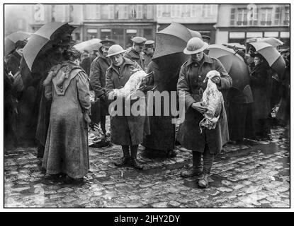 WW1 Noël sur le front occidental, 1914-1918 soldats britanniques achetant des oies, pour leur dîner de Noël de groupe, sur le marché des pluies humides à Bailleul, France décembre 1916. Date décembre 1916 (première Guerre mondiale) Banque D'Images