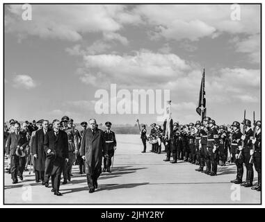 Accord de Munich , arrivée de Neville Chamberlain. Atterrissage du Premier ministre britannique Neville Chamberlain à l'aérodrome de Munich Oberwiesenfeld sur 29 septembre. 1938. Nevile Henderson (ambassadeur du Royaume-Uni en Allemagne nazie), Joachim von Ribbentrop (ministre des Affaires étrangères de l'Allemagne nazie de 1938 à 1945 paix dans notre temps Banque D'Images