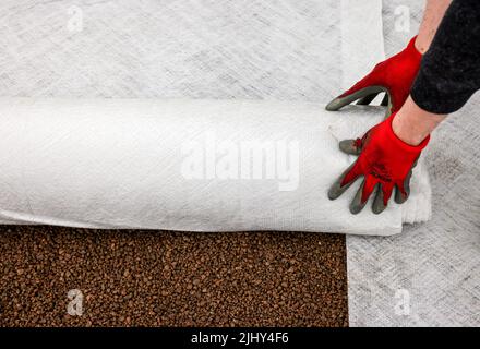 Muelheim an der Ruhr, Rhénanie-du-Nord-Westphalie, Allemagne - toit plat est préparé pour l'écologisation du toit. Ici, un flux de séparation est posé sur le premier b Banque D'Images