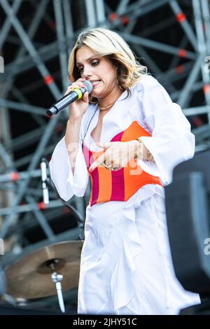 Milan Italie. 20 juillet 2022. La chanteuse-compositrice italienne et actrice MARGHERITA VICARIO se produit en direct sur scène à Ippodromo del Galoppo pendant le 'Festival d'été de Milano' qui ouvre le spectacle de Stromae. Banque D'Images