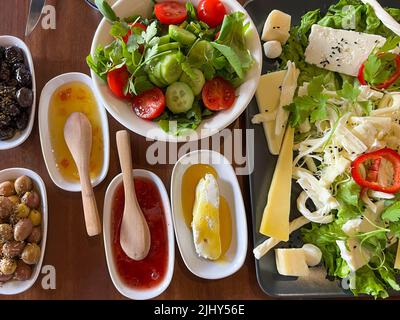 petit déjeuner, vue de dessus de la table traditionnelle délicieux petit déjeuner turc avec une variété de fromage, d'olive, de confiture et de salade. photo concept de nourriture turque saine Banque D'Images