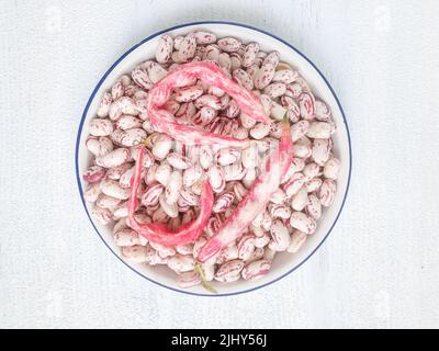 haricots rouges, vue de dessus haricots rouges crus sur la table avec espace de copie. légumes d'été crus et frais sur la table. ingrédients alimentaires concept photo avec co Banque D'Images